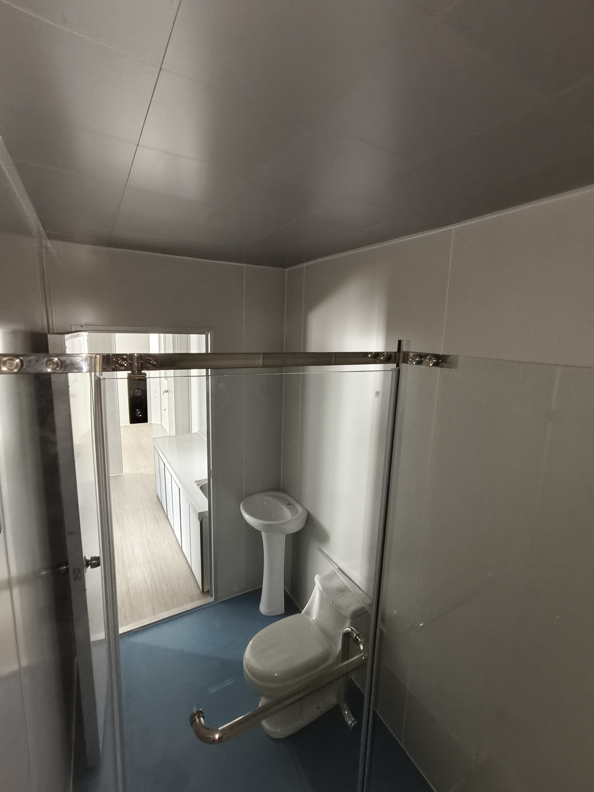 Baño con sanitarios modernos